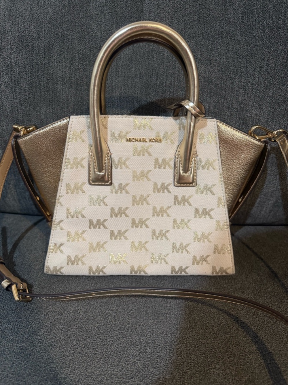 ORIG $498 PLUS TAX - NEW WITH TAGS GOLD / GOLDEN MICHAEL KORS PURSE